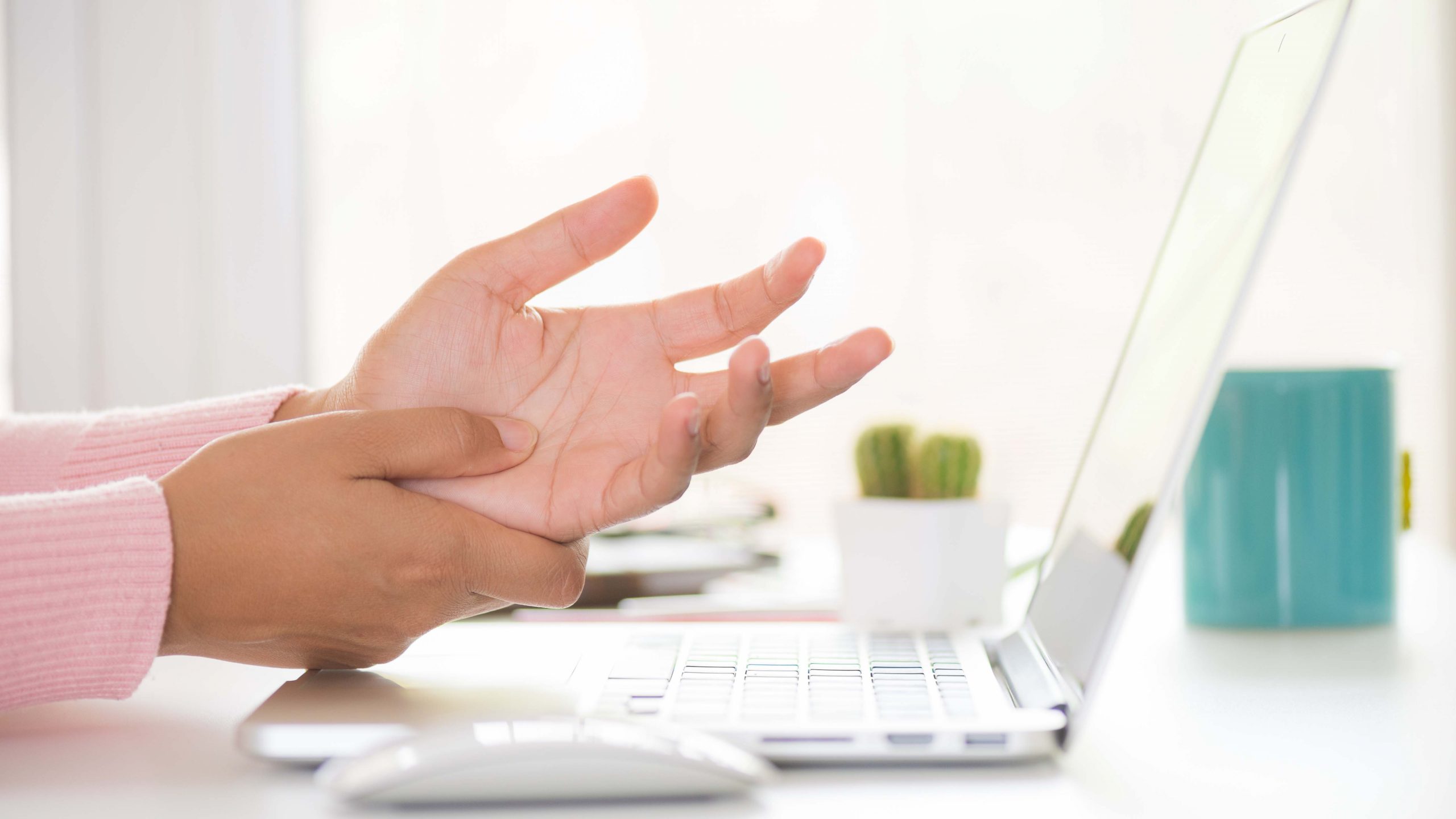 Top 8 Common Symptoms of Hand Pain