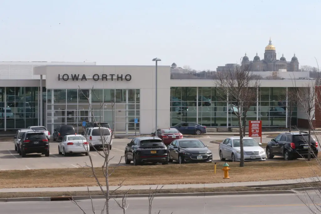 Exterior of Iowa Ortho Des Moines building