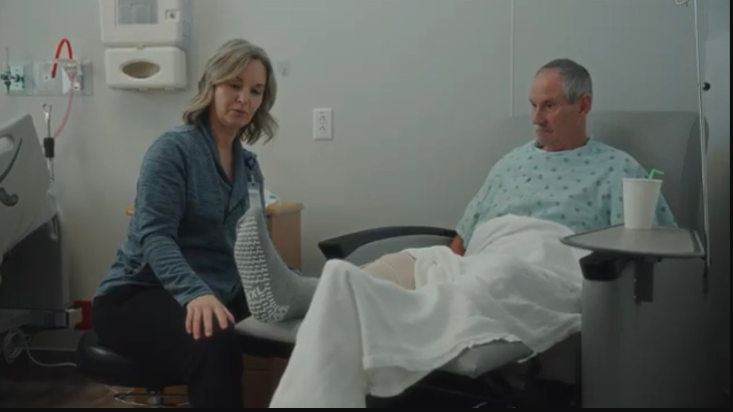 An Iowa Ortho physical therapist assists a patient after having an outpatient knee replacement surgery at River Hills